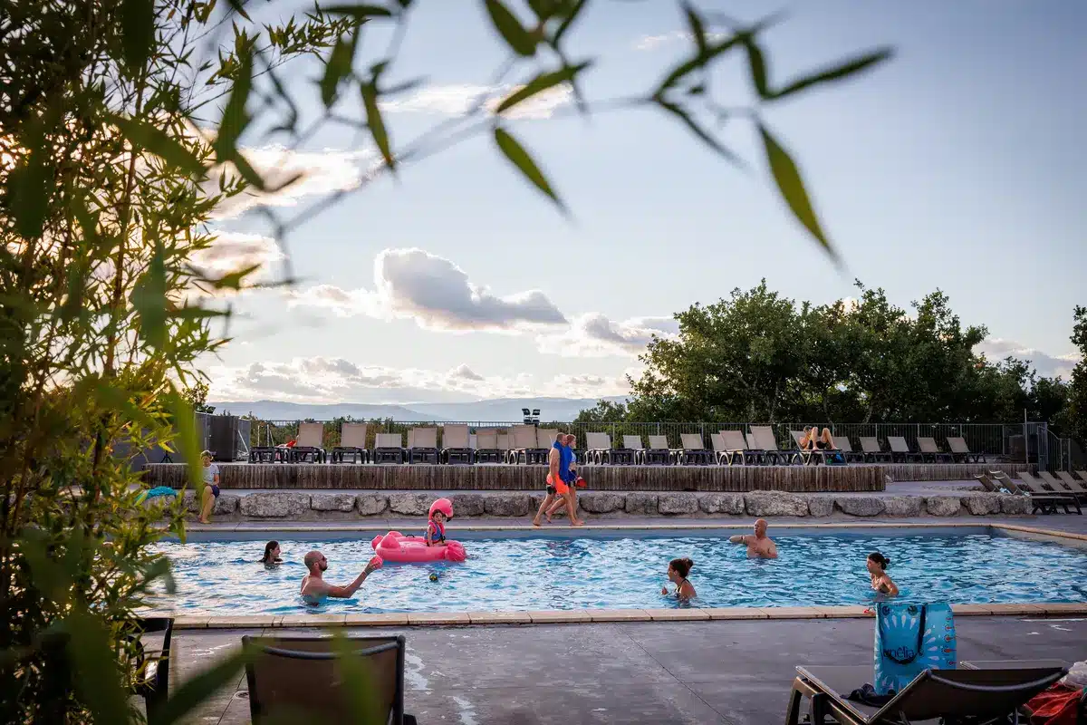 espace piscine exterieur ardeche